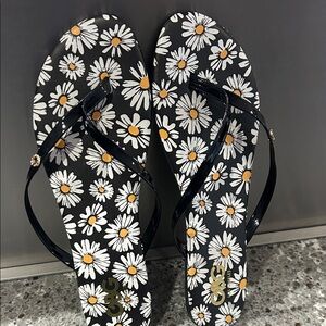 GBG Los Angeles Black Daisy-Print Flip Flops